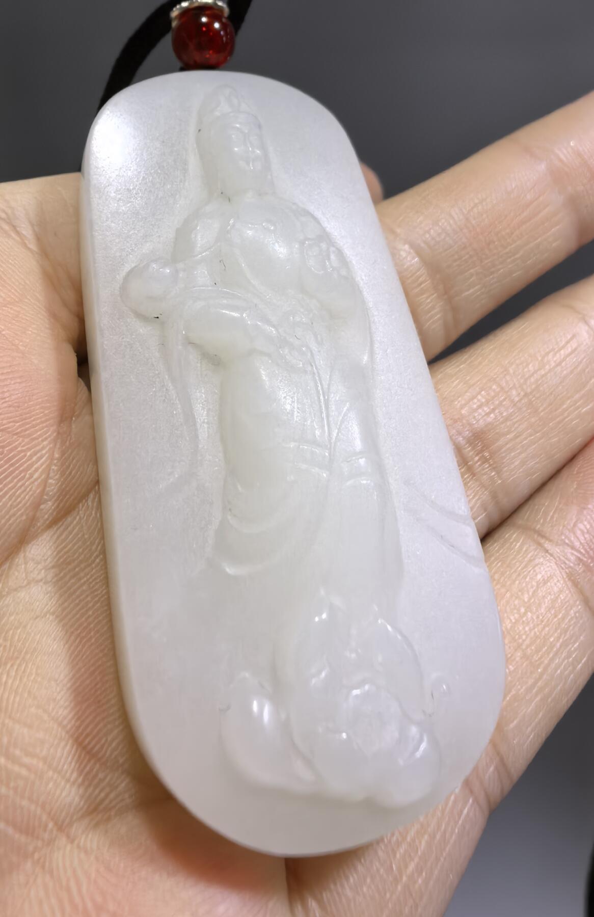 新疆和田白玉观音牌挂件吊坠 一级白，油糯无水线 玉质温润脂粉十足、立体精雕！ 尺寸:5.6*2.5*1.2cm 克重:36.7