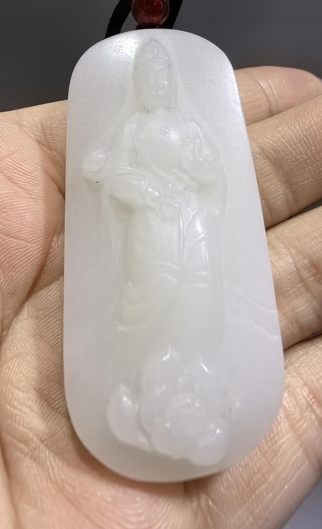 新疆和田白玉观音牌挂件吊坠 一级白，油糯无水线 玉质温润脂粉十足、立体精雕！ 尺寸:5.6*2.5*1.2cm 克重:36.7