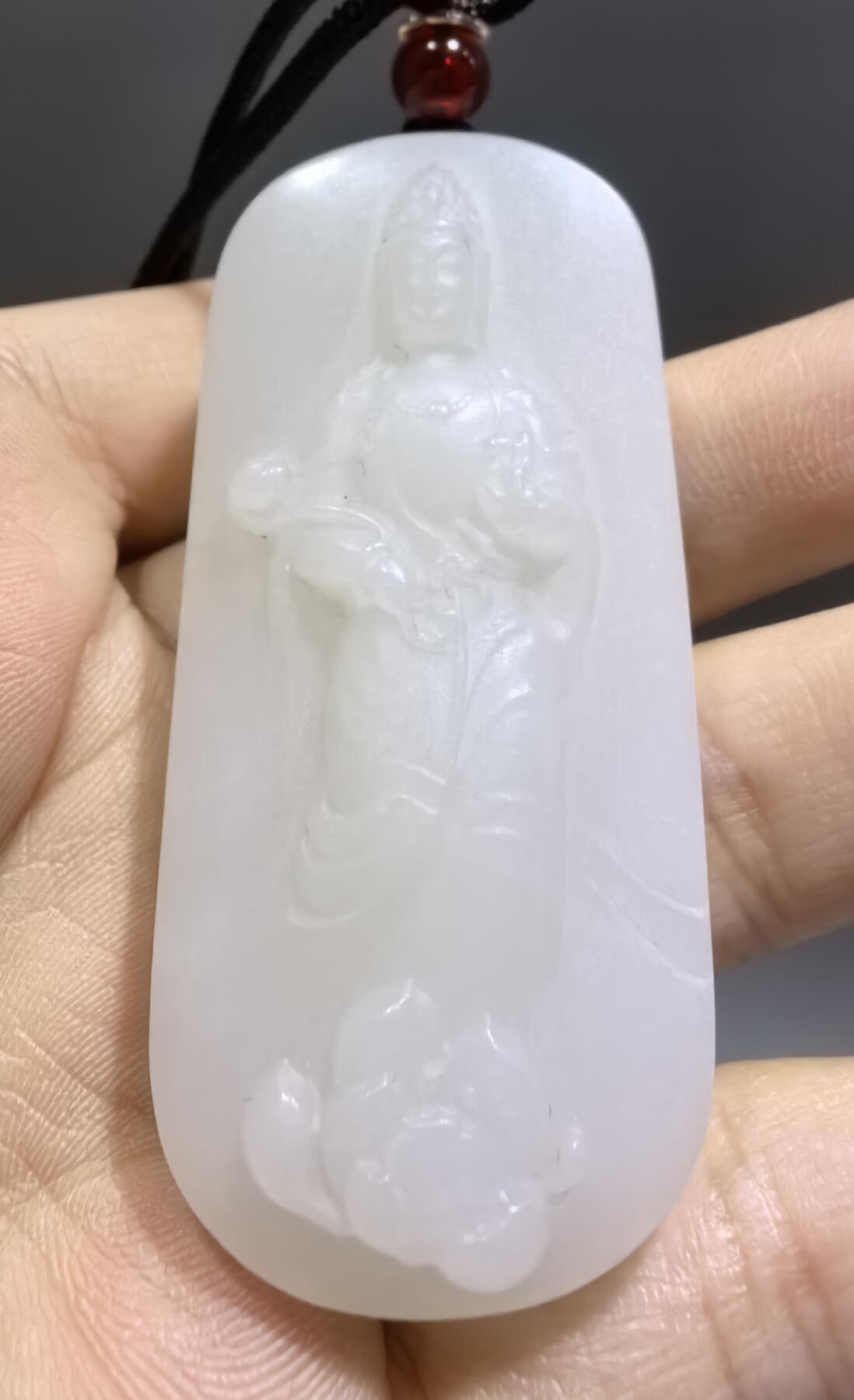 新疆和田白玉观音牌挂件吊坠 一级白，油糯无水线 玉质温润脂粉十足、立体精雕！ 尺寸:5.6*2.5*1.2cm 克重:36.7