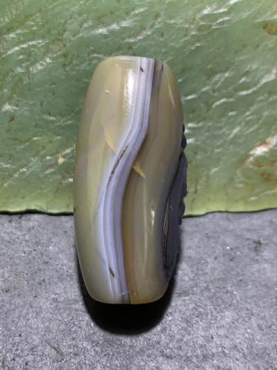 精美亚光高玉化巴西玛瑙手工俏色巧雕招财金蟾随形桶珠一个 精美亚光高玉化巴西玛瑙手工俏色巧雕招财金蟾随形桶珠一个