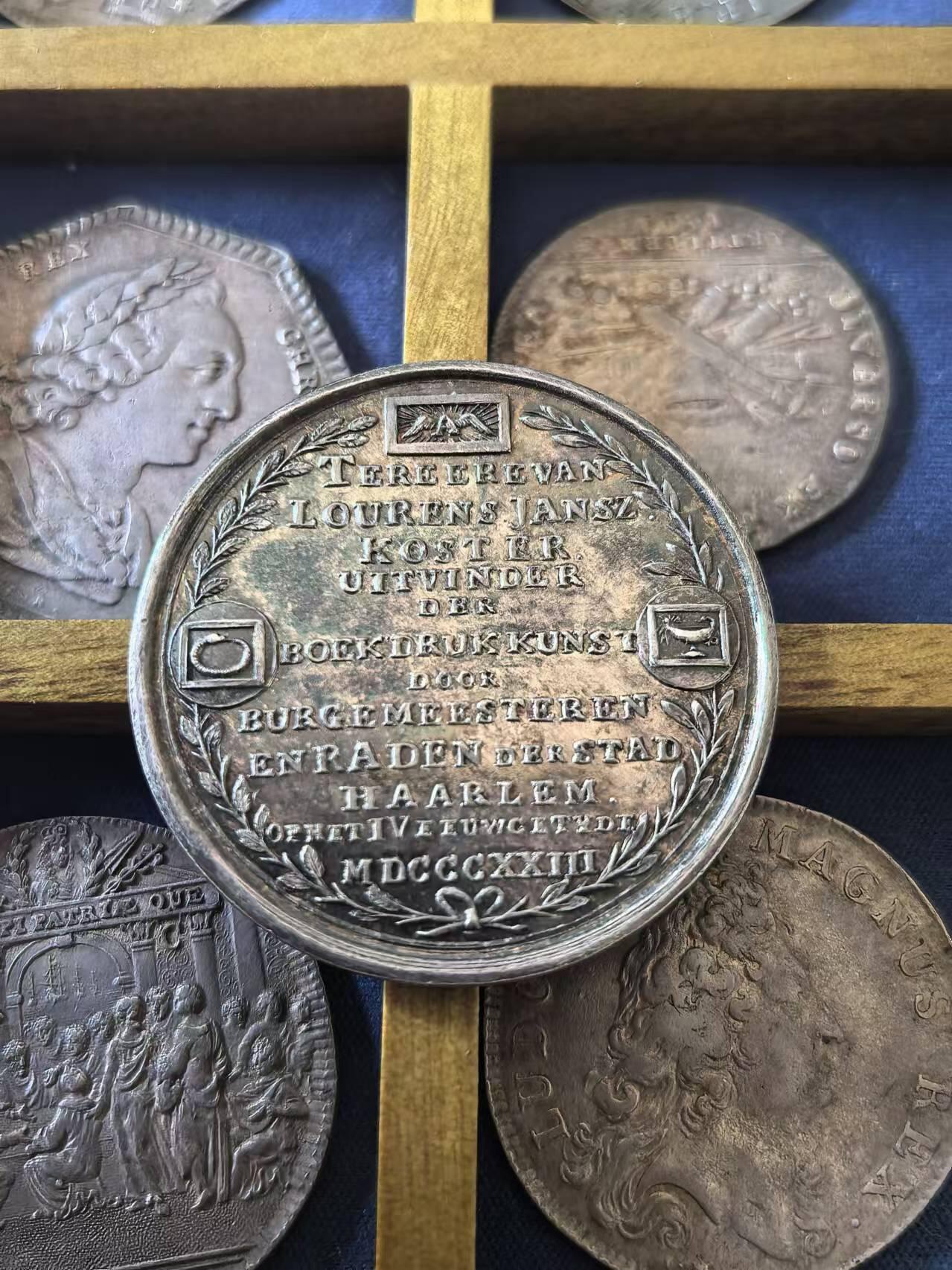 外国币章第二十五期 1823年荷兰银章，纪念Lourens Jansz洛伦斯·扬斯发明印刷术的四世纪庆典。 35mm13.7g