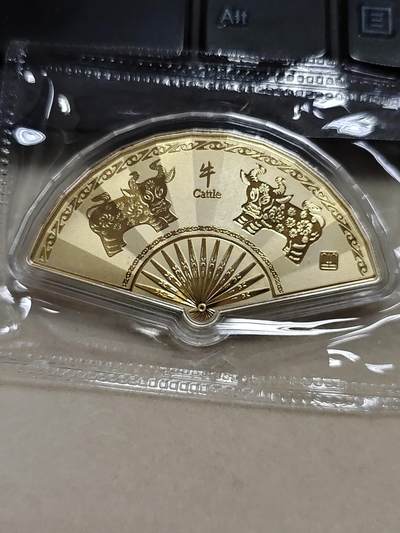 康怡轩钱币【纪念章专场】第234期 - 中国十二生肖镀金扇形纪念章--生肖牛  约16克 