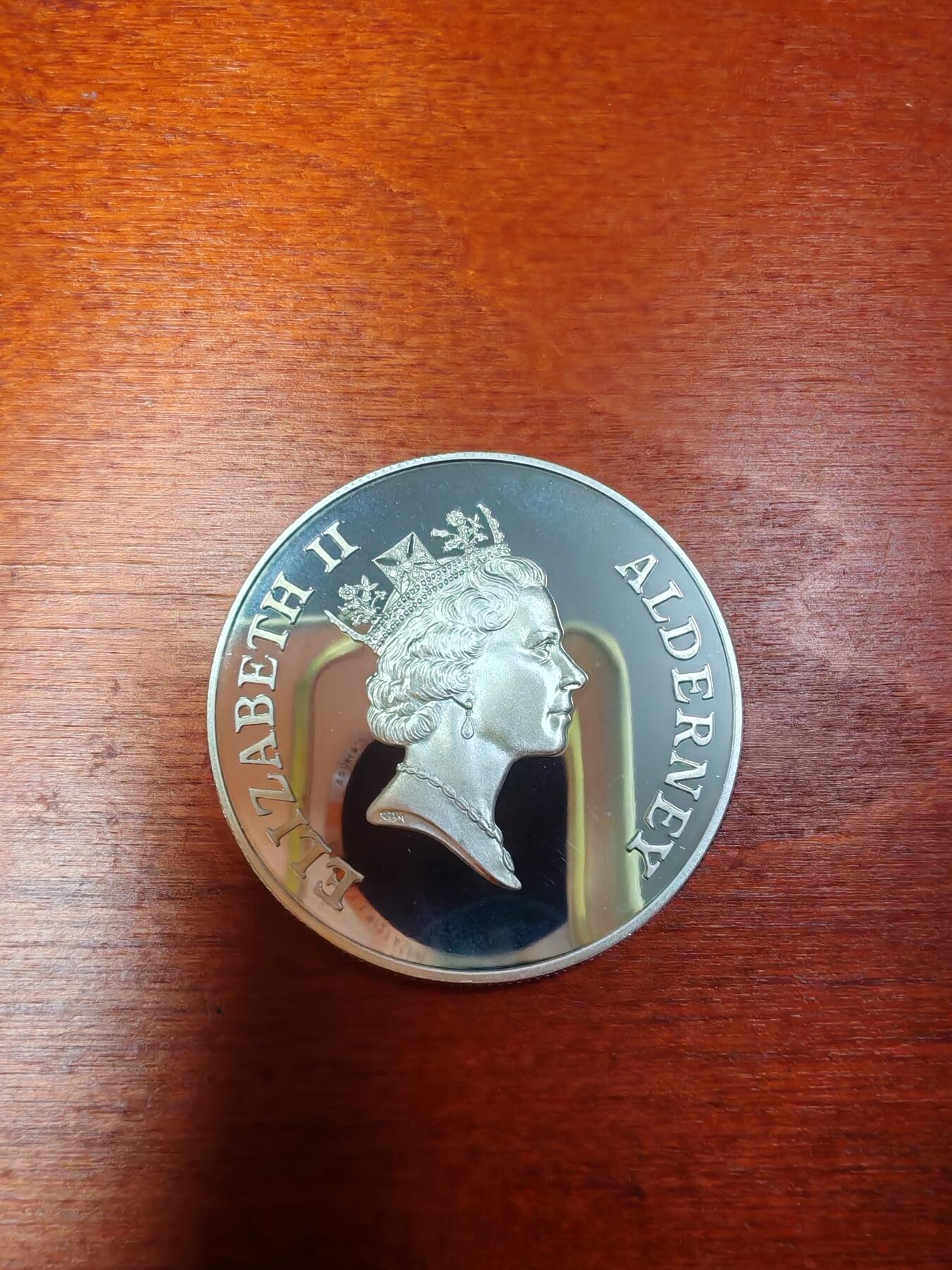 长老汇龙年精选第二十九场拍卖 2000奥尔德尼千禧年5镑精制银币，2万枚，28.28克925银