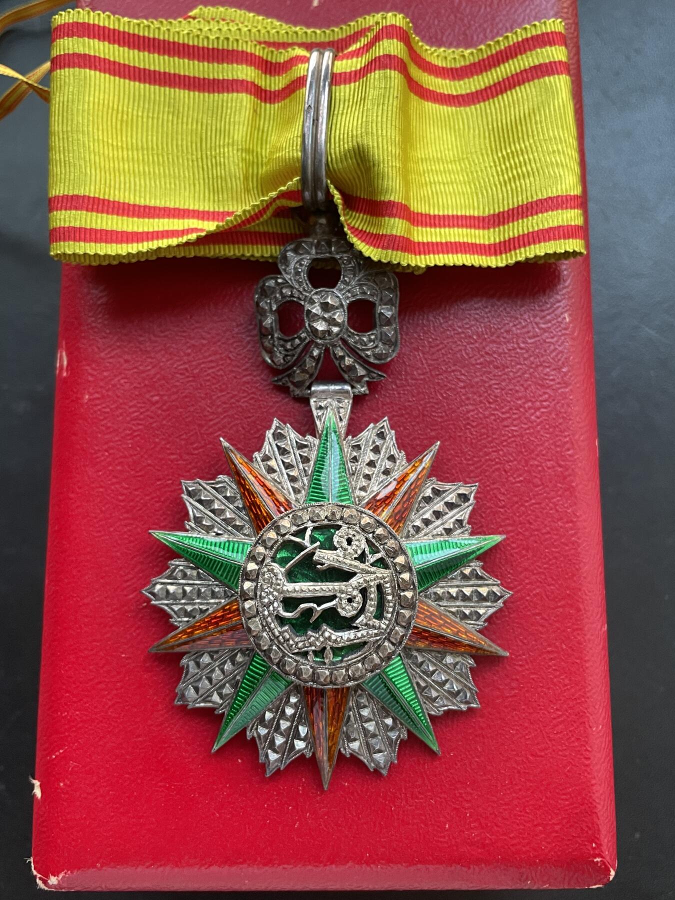 「木头集藏」中秋精品专场！ 突尼斯1922-1929年司令级荣誉勋章 直径：60mm，材质为白银镶珐琅，级别为第三等级的司令级，很少见。勋章中央是阿拉伯语书写的哈比贝伊（1922-1929年在位）的名号花押。