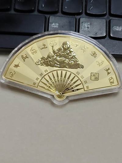 康怡轩钱币【纪念章专场】第234期 - 2015年中国十二生肖镀金纪念章--大扇子形    约78克