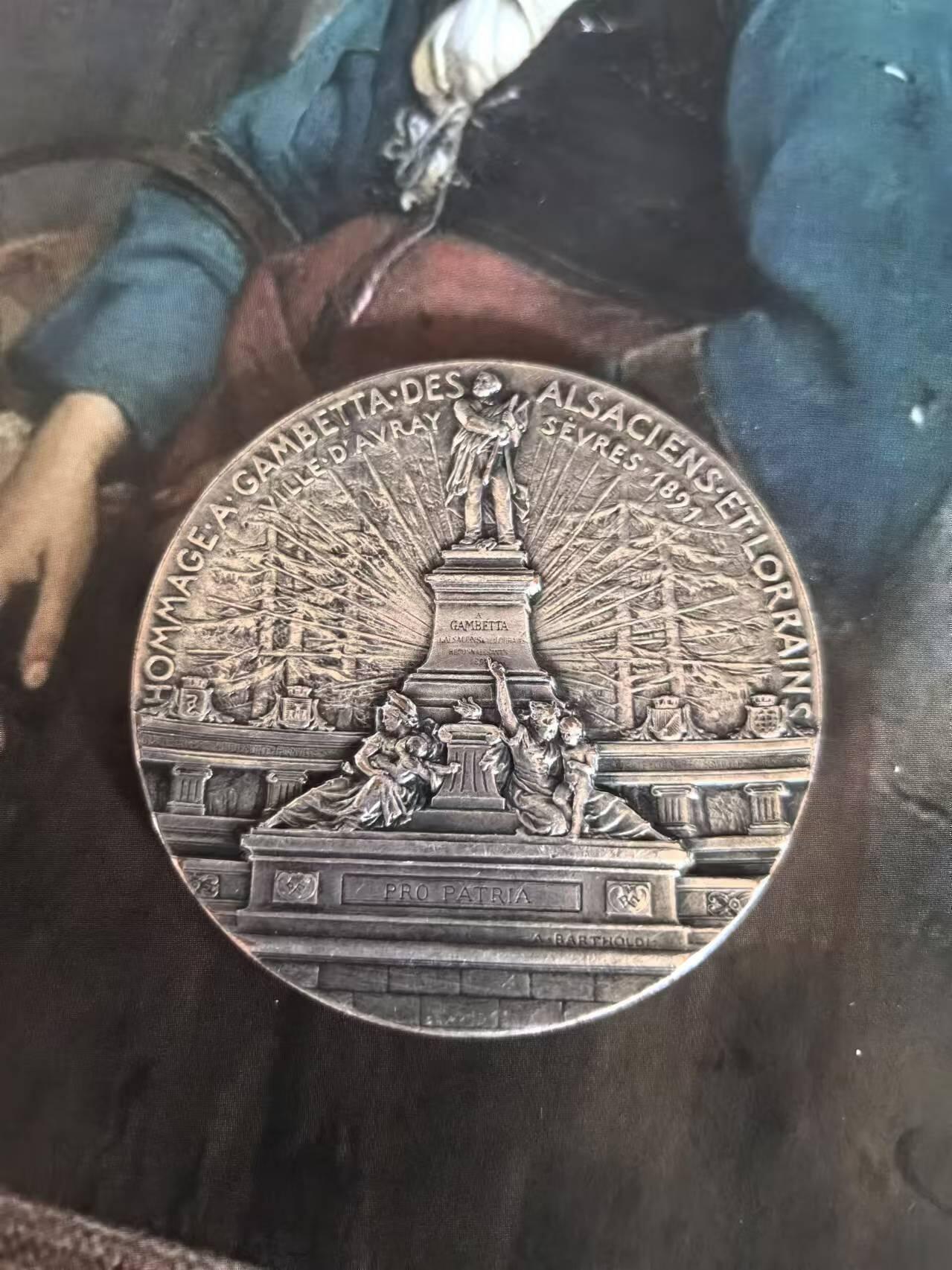 外国币章第二十五期 1891年法国镀银铜章，甘必大纪念碑揭幕，直径5cm