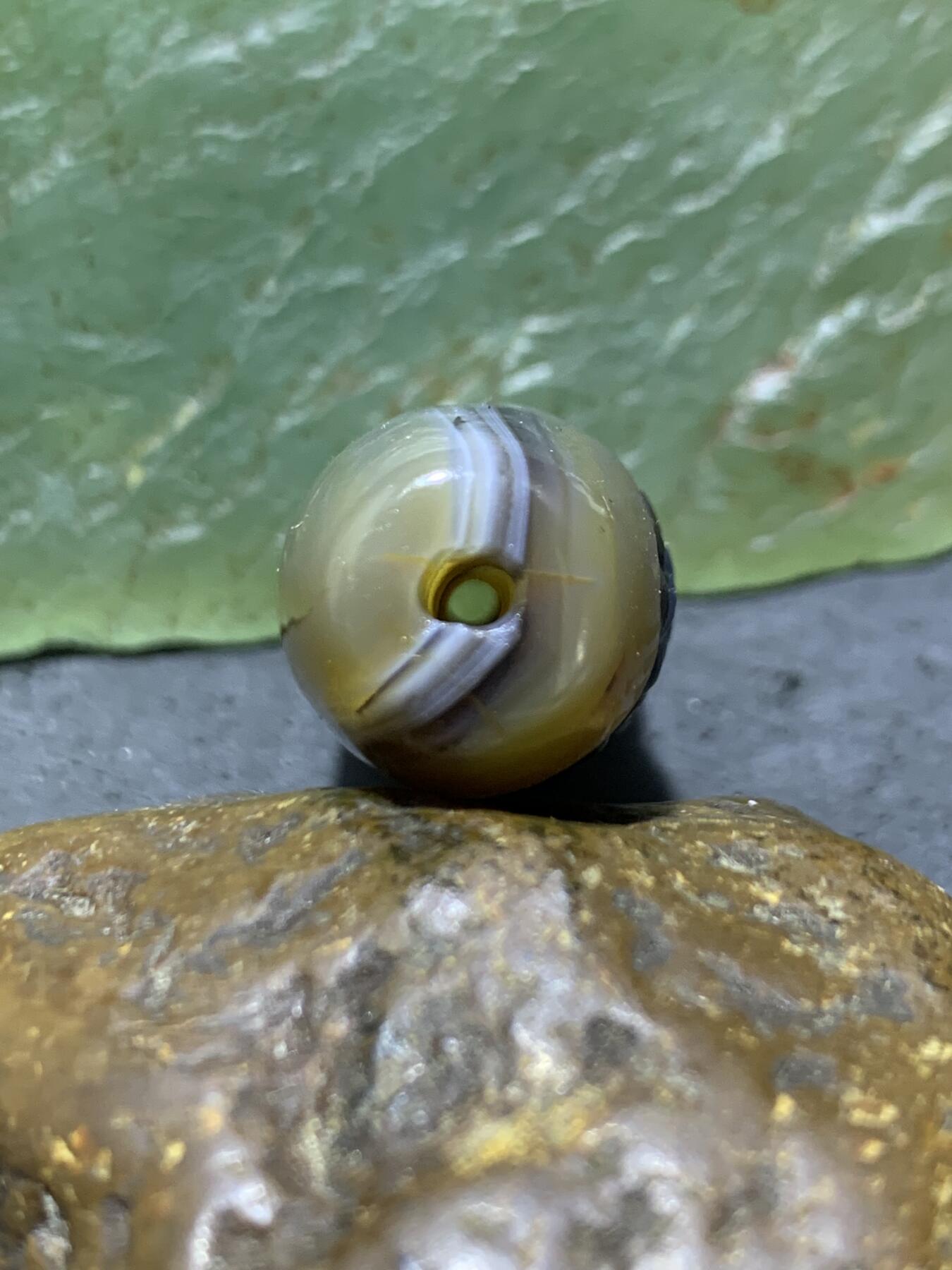 精美亚光高玉化巴西玛瑙手工俏色巧雕招财金蟾随形桶珠一个