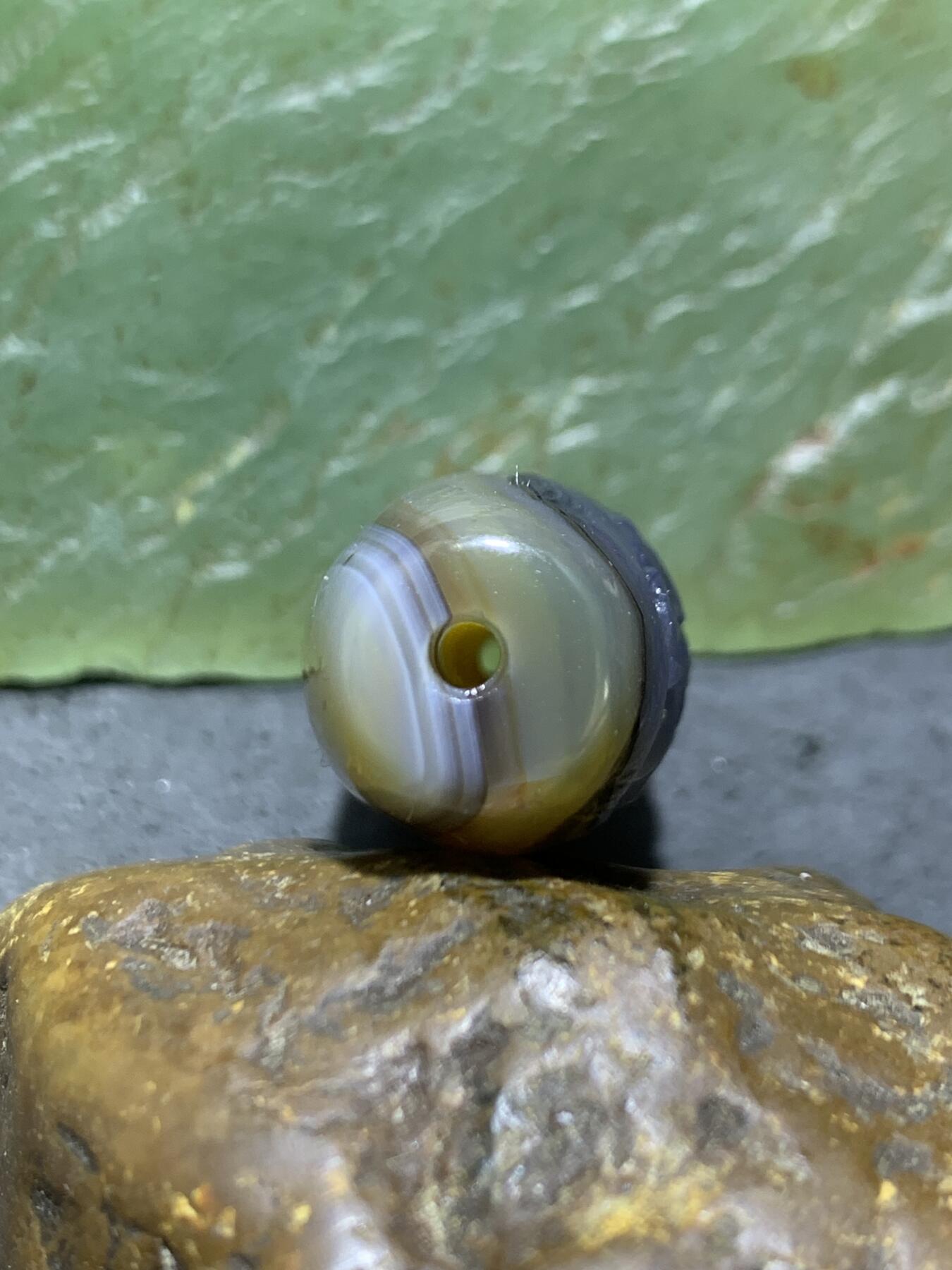 精美亚光高玉化巴西玛瑙手工俏色巧雕招财金蟾随形桶珠一个