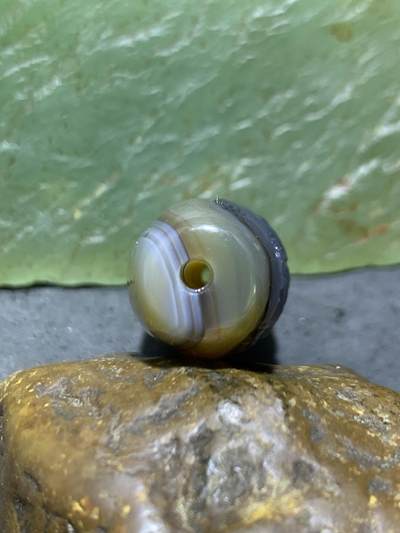 精美亚光高玉化巴西玛瑙手工俏色巧雕招财金蟾随形桶珠一个 精美亚光高玉化巴西玛瑙手工俏色巧雕招财金蟾随形桶珠一个