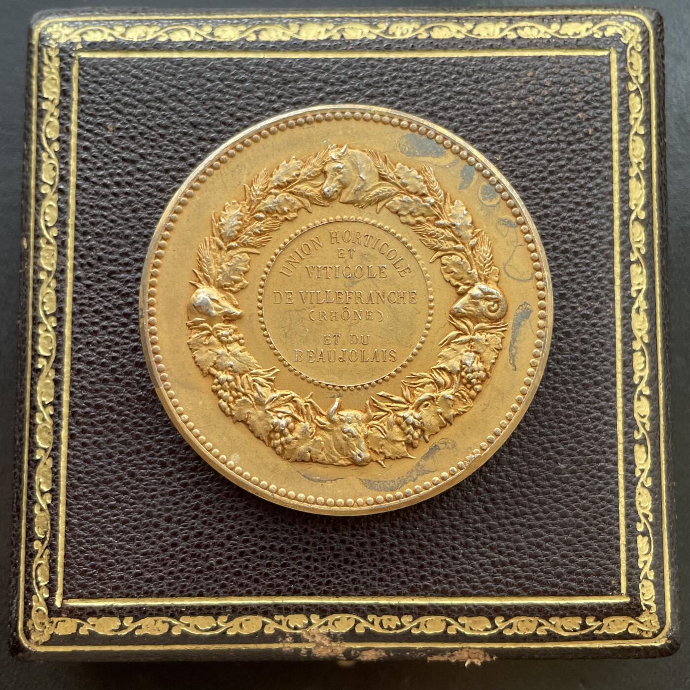 「木头集藏」中秋精品专场！ H.Dubois～法国农业种植镀金原盒银章，直径：51 mm，68.7 g，边铭：丰饶角 1 ARGENT，原盒正常使用，名家少见作品，品相很不错！