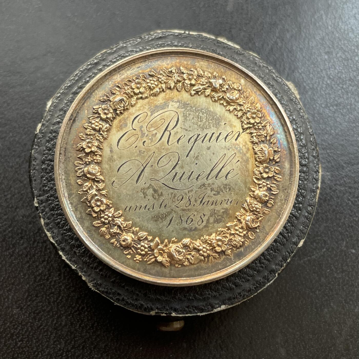 「木头集藏」中秋精品专场！ 1868年法国婚礼原盒镀金银章   直径：35 mm，17.7 g，边铭：蜜蜂 ARGENT （1860-1879年）原盒正常使用，品相很不错。