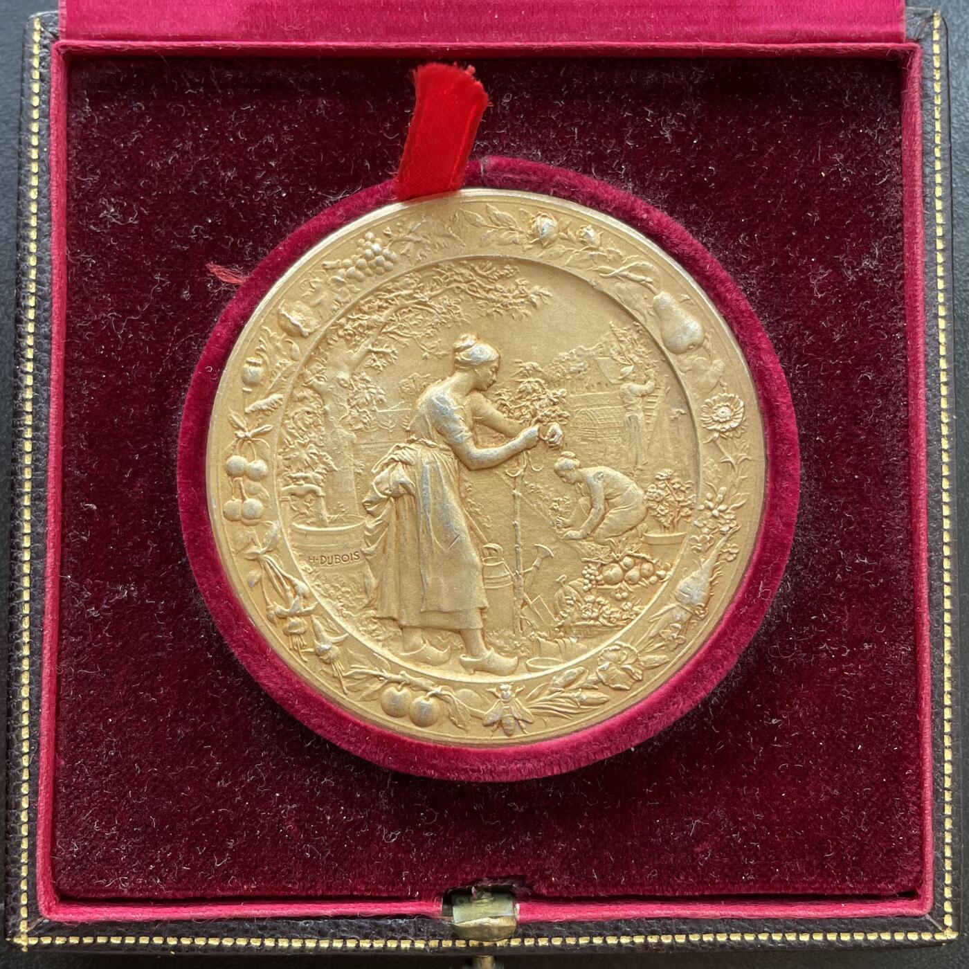 「木头集藏」中秋精品专场！ H.Dubois～法国农业种植镀金原盒银章，直径：51 mm，68.7 g，边铭：丰饶角 1 ARGENT，原盒正常使用，名家少见作品，品相很不错！