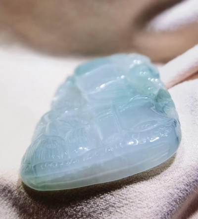 水润冰透，飘蓝花，两侧雕为蝙蝠、如意，寓意福在眼前，生官发财，节节高升！尺寸:52mm*31mm*7mm 水润冰透，飘蓝花，两侧雕为蝙蝠、如意，寓意福在眼前，生官发财，节节高升！尺寸:52mm*31mm*7mm