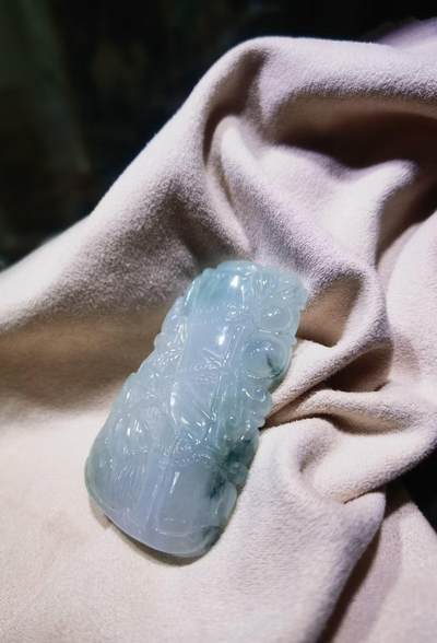 水润冰透，飘蓝花，两侧雕为蝙蝠、如意，寓意福在眼前，生官发财，节节高升！尺寸:52mm*31mm*7mm 水润冰透，飘蓝花，两侧雕为蝙蝠、如意，寓意福在眼前，生官发财，节节高升！尺寸:52mm*31mm*7mm