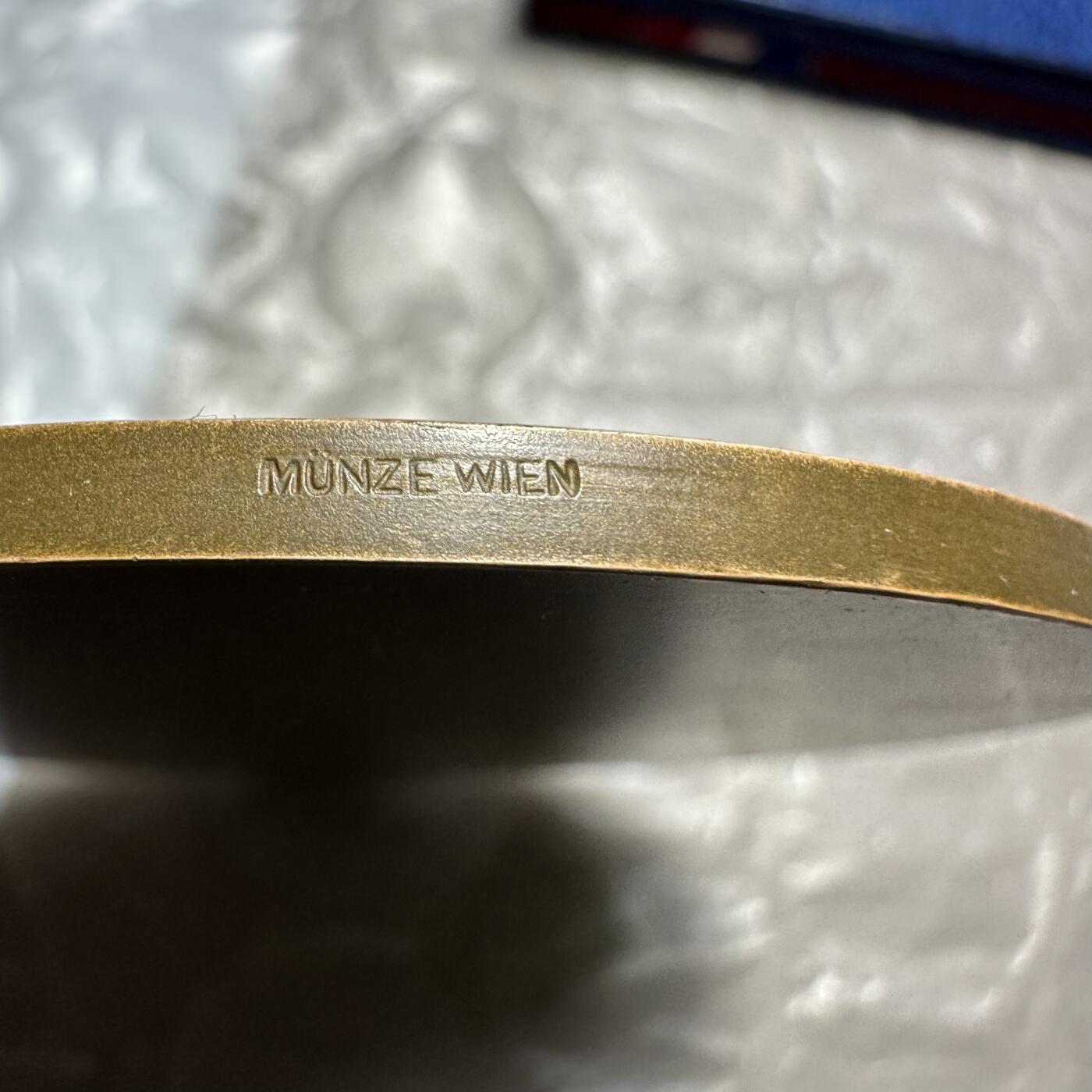 精美日韩，章，香港一仙等 莫扎特高浮雕纪念大铜章，直径75mm 维也纳博物馆发行，稀少原铸！