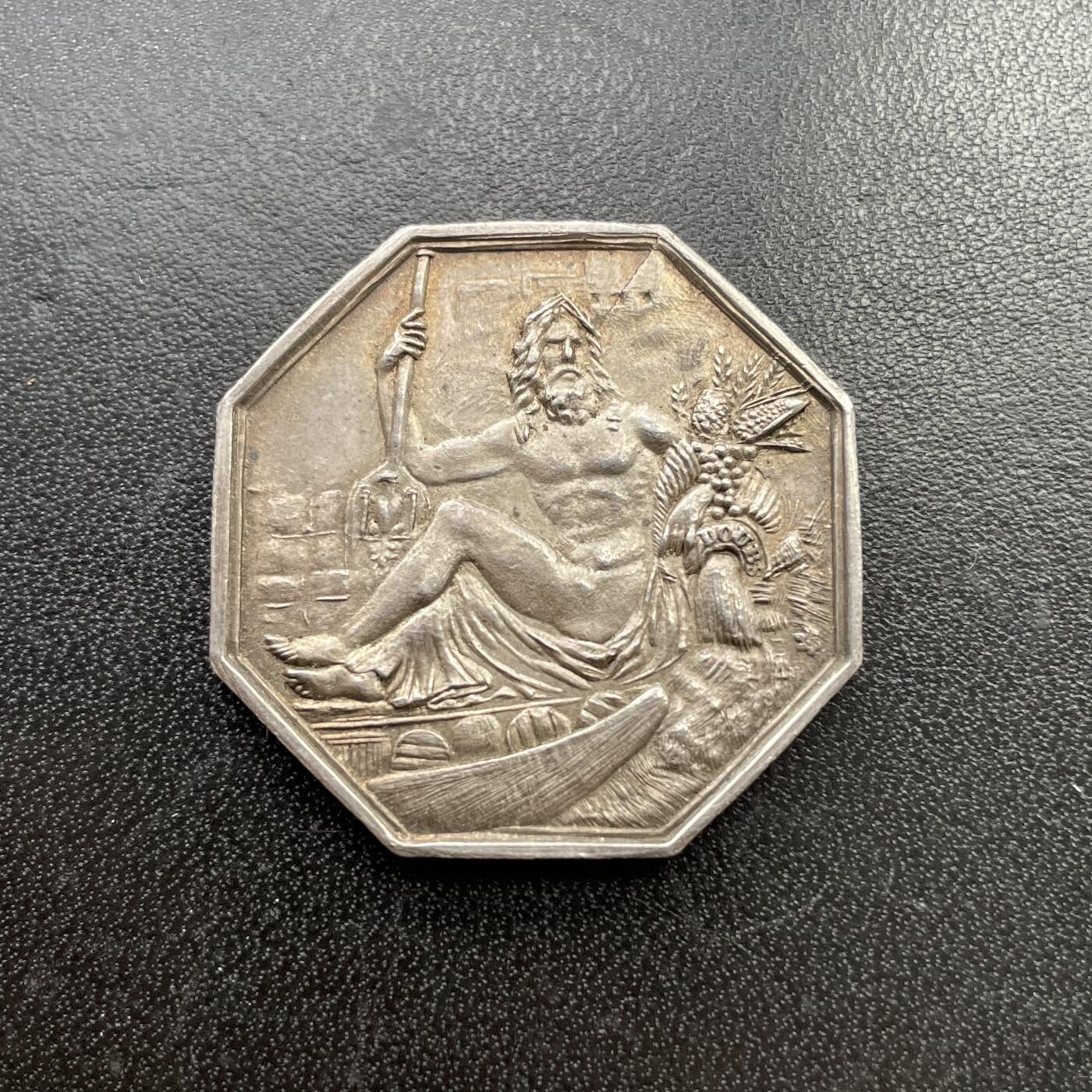 「木头集藏」中秋精品专场！ 法国贝桑松商会银章   直径：30.5 mm，13.3g   ，边铭：手指 ARGENT （1845-1860），少见八角。
