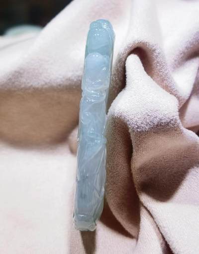 水润冰透，飘蓝花，两侧雕为蝙蝠、如意，寓意福在眼前，生官发财，节节高升！尺寸:52mm*31mm*7mm 水润冰透，飘蓝花，两侧雕为蝙蝠、如意，寓意福在眼前，生官发财，节节高升！尺寸:52mm*31mm*7mm