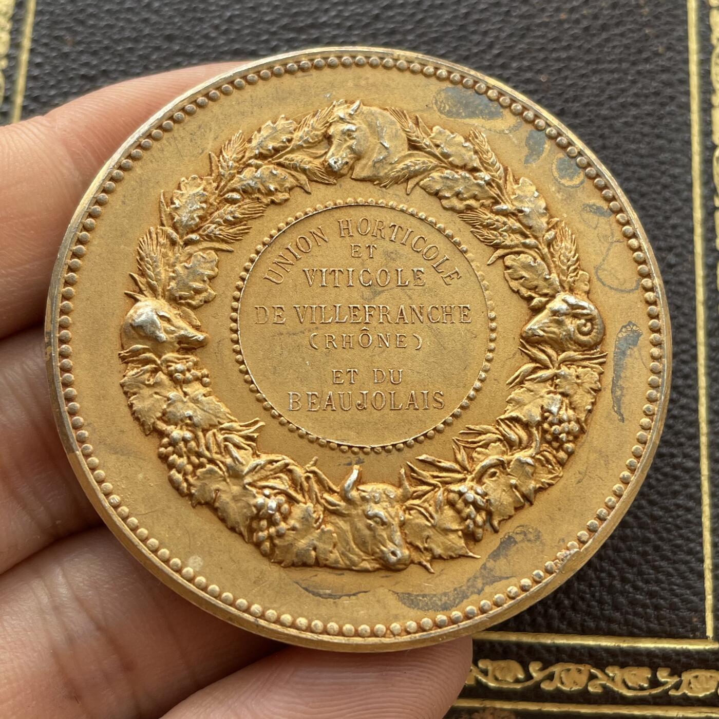 「木头集藏」中秋精品专场！ H.Dubois～法国农业种植镀金原盒银章，直径：51 mm，68.7 g，边铭：丰饶角 1 ARGENT，原盒正常使用，名家少见作品，品相很不错！