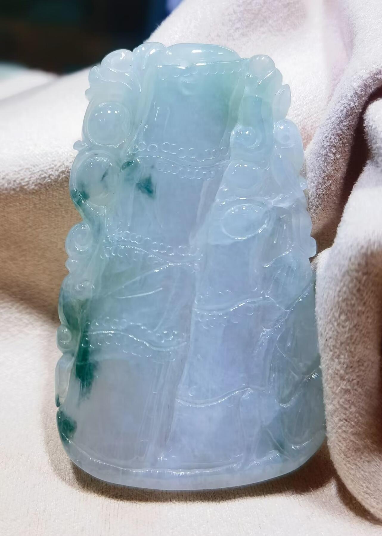 水润冰透，飘蓝花，两侧雕为蝙蝠、如意，寓意福在眼前，生官发财，节节高升！尺寸:52mm*31mm*7mm