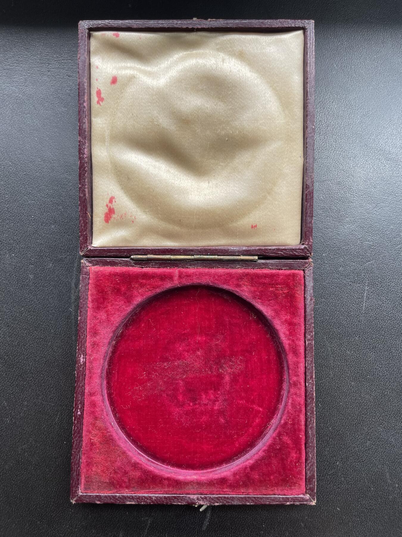 「木头集藏」中秋精品专场！ W Wyon～1851年伦敦世博会评委会原盒铜章，直径：64mm，罕见品种，评分明显低评！这届世博会上颁发给参展商的奖章比较常见，而颁发给评委的这款铜章发行量比参展商奖章要少得多。