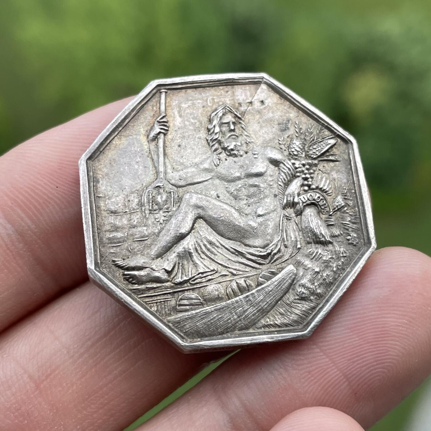 「木头集藏」中秋精品专场！ 法国贝桑松商会银章   直径：30.5 mm，13.3g   ，边铭：手指 ARGENT （1845-1860），少见八角。