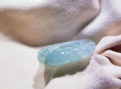 水润冰透，飘蓝花，两侧雕为蝙蝠、如意，寓意福在眼前，生官发财，节节高升！尺寸:52mm*31mm*7mm 水润冰透，飘蓝花，两侧雕为蝙蝠、如意，寓意福在眼前，生官发财，节节高升！尺寸:52mm*31mm*7mm