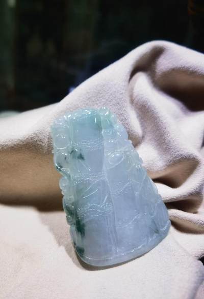 水润冰透，飘蓝花，两侧雕为蝙蝠、如意，寓意福在眼前，生官发财，节节高升！尺寸:52mm*31mm*7mm 水润冰透，飘蓝花，两侧雕为蝙蝠、如意，寓意福在眼前，生官发财，节节高升！尺寸:52mm*31mm*7mm