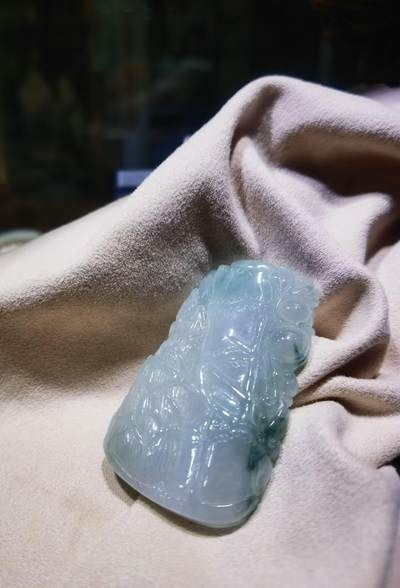 水润冰透，飘蓝花，两侧雕为蝙蝠、如意，寓意福在眼前，生官发财，节节高升！尺寸:52mm*31mm*7mm - 水润冰透，飘蓝花，两侧雕为蝙蝠、如意，寓意福在眼前，生官发财，节节高升！尺寸:52mm*31mm*7mm