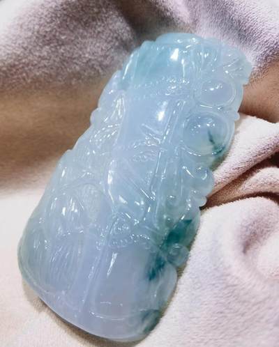 水润冰透，飘蓝花，两侧雕为蝙蝠、如意，寓意福在眼前，生官发财，节节高升！尺寸:52mm*31mm*7mm 水润冰透，飘蓝花，两侧雕为蝙蝠、如意，寓意福在眼前，生官发财，节节高升！尺寸:52mm*31mm*7mm