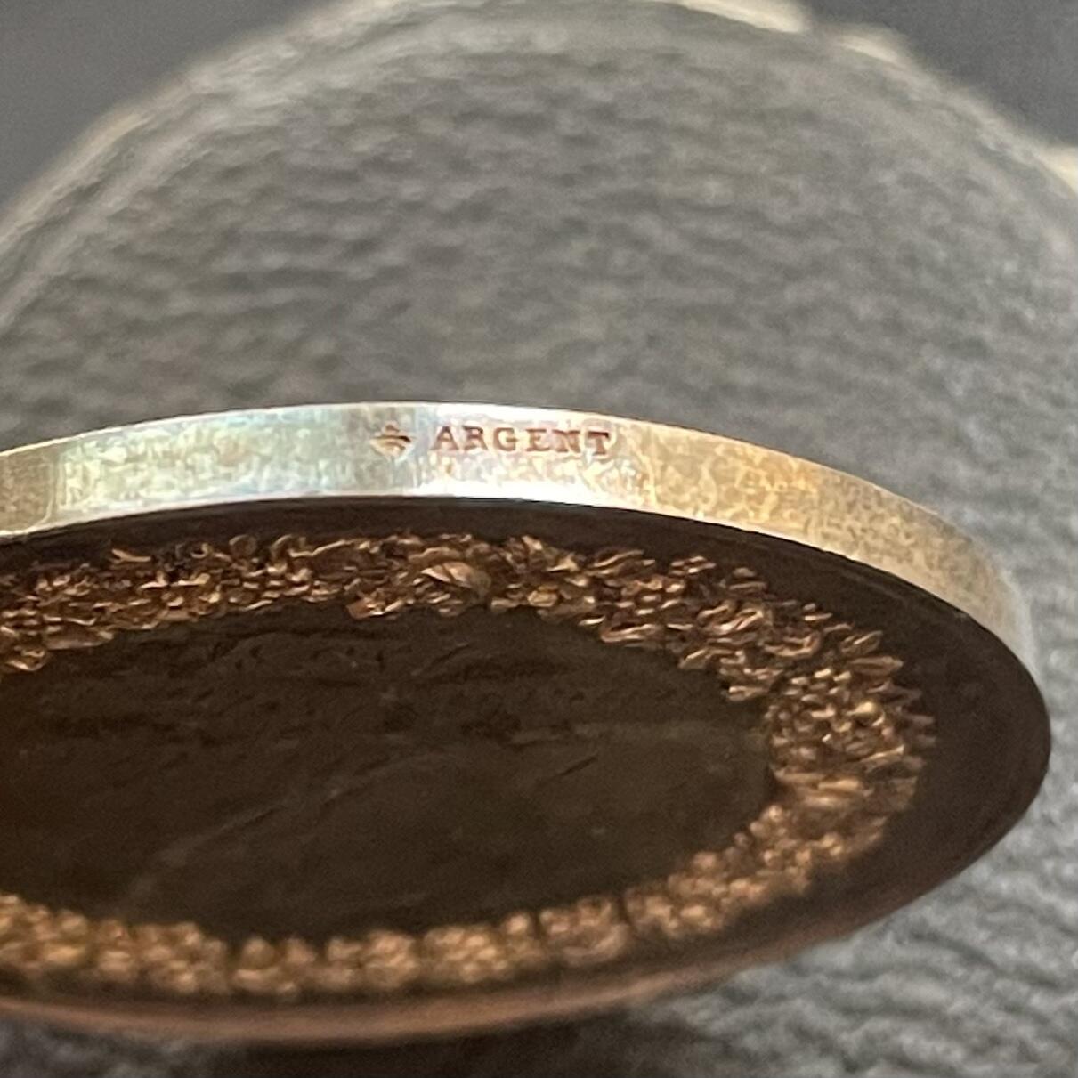 「木头集藏」中秋精品专场！ 1868年法国婚礼原盒镀金银章   直径：35 mm，17.7 g，边铭：蜜蜂 ARGENT （1860-1879年）原盒正常使用，品相很不错。