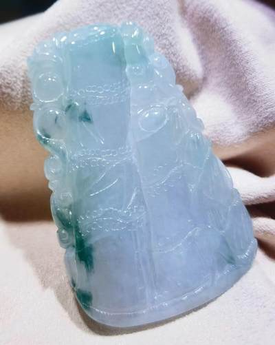 水润冰透，飘蓝花，两侧雕为蝙蝠、如意，寓意福在眼前，生官发财，节节高升！尺寸:52mm*31mm*7mm 水润冰透，飘蓝花，两侧雕为蝙蝠、如意，寓意福在眼前，生官发财，节节高升！尺寸:52mm*31mm*7mm