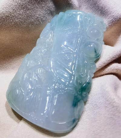 水润冰透，飘蓝花，两侧雕为蝙蝠、如意，寓意福在眼前，生官发财，节节高升！尺寸:52mm*31mm*7mm 水润冰透，飘蓝花，两侧雕为蝙蝠、如意，寓意福在眼前，生官发财，节节高升！尺寸:52mm*31mm*7mm