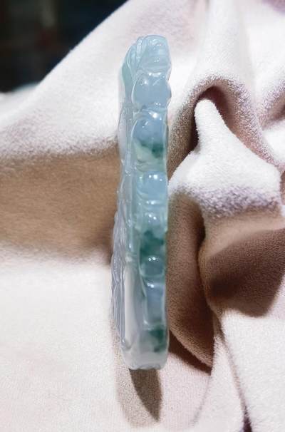 水润冰透，飘蓝花，两侧雕为蝙蝠、如意，寓意福在眼前，生官发财，节节高升！尺寸:52mm*31mm*7mm 水润冰透，飘蓝花，两侧雕为蝙蝠、如意，寓意福在眼前，生官发财，节节高升！尺寸:52mm*31mm*7mm