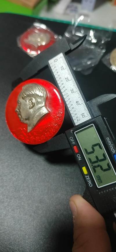 毛主席像章拍场，都是部队章 🔥🔥🔥🔥毛主席像章，53.2毫米，背面有铭文：中国人民解放军洛阳市公安机关军管会