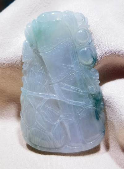 水润冰透，飘蓝花，两侧雕为蝙蝠、如意，寓意福在眼前，生官发财，节节高升！尺寸:52mm*31mm*7mm 水润冰透，飘蓝花，两侧雕为蝙蝠、如意，寓意福在眼前，生官发财，节节高升！尺寸:52mm*31mm*7mm