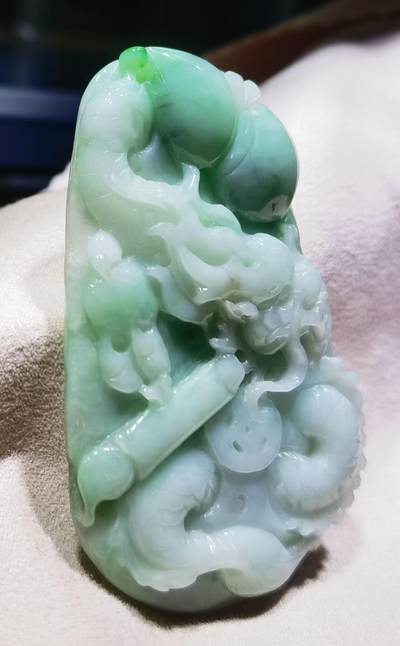 纯天然翡翠龙腾盛世雕刻考究，细致入微，图片无优化、无滤镜！还原货品真实颜色！自带国检证书支持复检！尺寸:62mm*40mm*7mm 纯天然翡翠龙腾盛世雕刻考究，细致入微，图片无优化、无滤镜！还原货品真实颜色！自带国检证书支持复检！尺寸:62mm*40mm*7mm