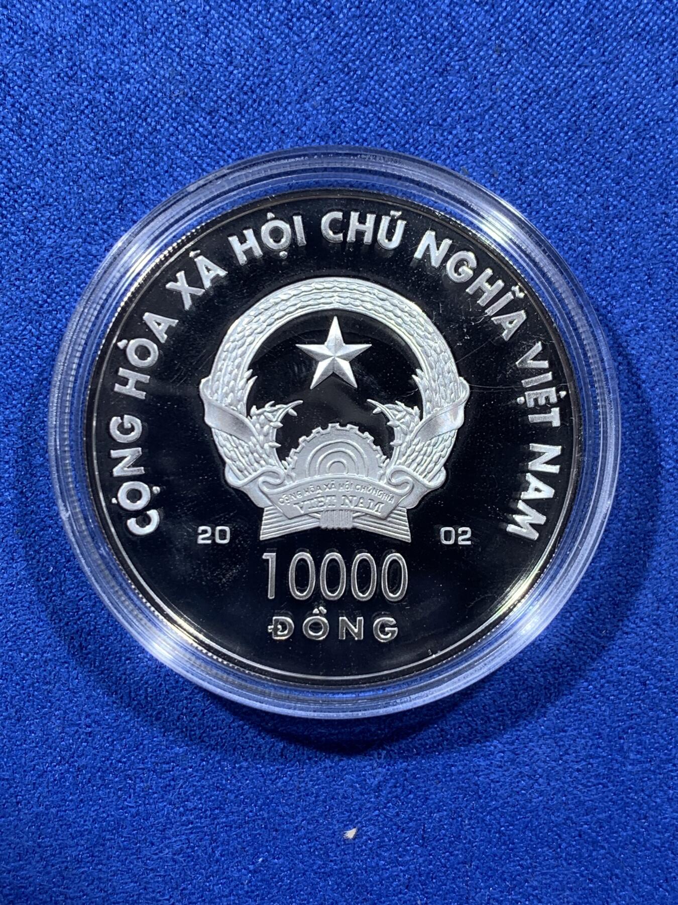 《竞宝斋》第307场   周日，周一,周二 3场连拍 （全场包邮） 越南 2002年 生肖马 三枚套币 单枚克重20g 999银 发行量3800枚，新加坡造币厂代工。保存完好。盒证全，包装精美。