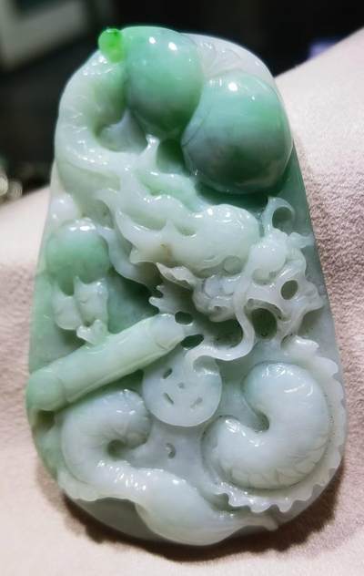 纯天然翡翠龙腾盛世雕刻考究，细致入微，图片无优化、无滤镜！还原货品真实颜色！自带国检证书支持复检！尺寸:62mm*40mm*7mm - 纯天然翡翠龙腾盛世雕刻考究，细致入微，图片无优化、无滤镜！还原货品真实颜色！自带国检证书支持复检！尺寸:62mm*40mm*7mm