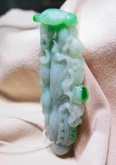 翡翠百财 ​老坑细糯种 ​飘阳绿 ​尺寸:50mm*19mm*9mm 翡翠百财 ​老坑细糯种 ​飘阳绿 ​尺寸:50mm*19mm*9mm