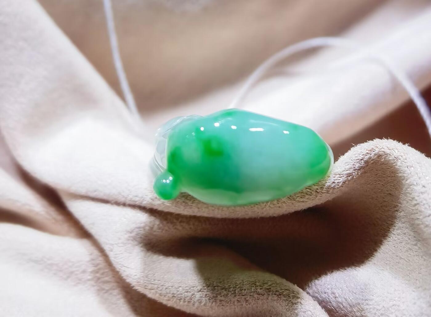 翡翠百财 ​老坑细糯种 ​飘阳绿 ​尺寸:50mm*19mm*9mm