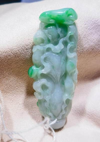 翡翠百财 ​老坑细糯种 ​飘阳绿 ​尺寸:50mm*19mm*9mm 翡翠百财 ​老坑细糯种 ​飘阳绿 ​尺寸:50mm*19mm*9mm