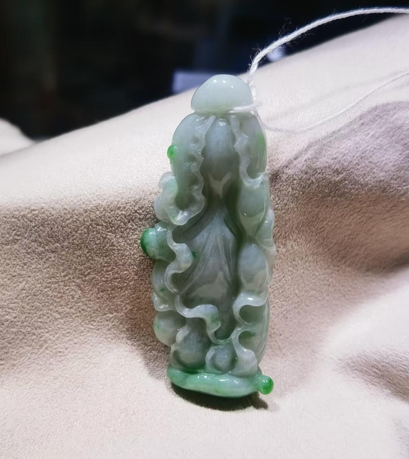 翡翠百财 ​老坑细糯种 ​飘阳绿 ​尺寸:50mm*19mm*9mm