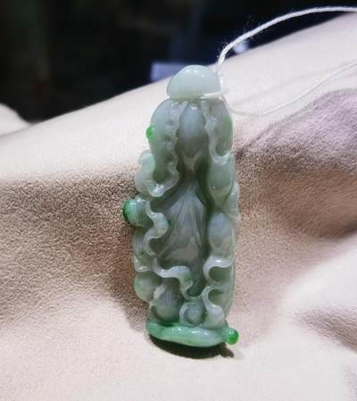 翡翠百财 ​老坑细糯种 ​飘阳绿 ​尺寸:50mm*19mm*9mm 翡翠百财 ​老坑细糯种 ​飘阳绿 ​尺寸:50mm*19mm*9mm