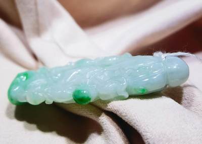 翡翠百财 ​老坑细糯种 ​飘阳绿 ​尺寸:50mm*19mm*9mm 翡翠百财 ​老坑细糯种 ​飘阳绿 ​尺寸:50mm*19mm*9mm