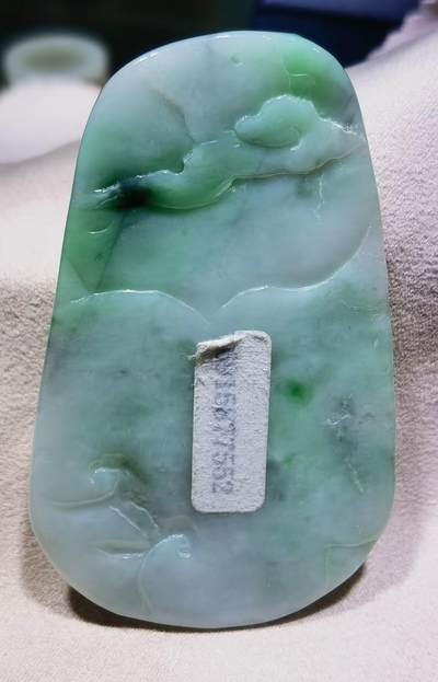 纯天然翡翠龙腾盛世雕刻考究，细致入微，图片无优化、无滤镜！还原货品真实颜色！自带国检证书支持复检！尺寸:62mm*40mm*7mm 纯天然翡翠龙腾盛世雕刻考究，细致入微，图片无优化、无滤镜！还原货品真实颜色！自带国检证书支持复检！尺寸:62mm*40mm*7mm