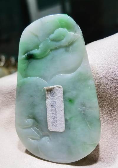 纯天然翡翠龙腾盛世雕刻考究，细致入微，图片无优化、无滤镜！还原货品真实颜色！自带国检证书支持复检！尺寸:62mm*40mm*7mm 纯天然翡翠龙腾盛世雕刻考究，细致入微，图片无优化、无滤镜！还原货品真实颜色！自带国检证书支持复检！尺寸:62mm*40mm*7mm