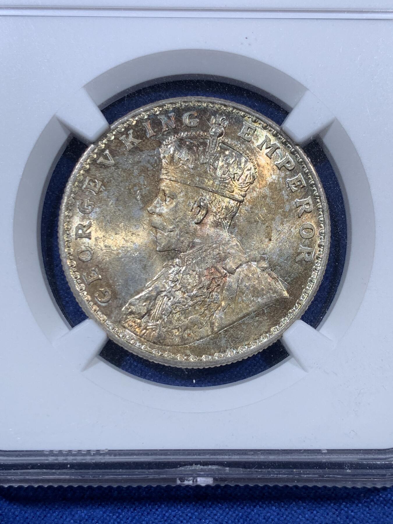 《竞宝斋》第307场   周日，周一,周二 3场连拍 （全场包邮） NGC MS62 英属印度1918年乔治五世1卢比银币 特别漂亮的水果糖色包浆，隔着屏幕似乎能感受到其甜味，来自库存品相完全未流通的出厂品相，光度会特别好。