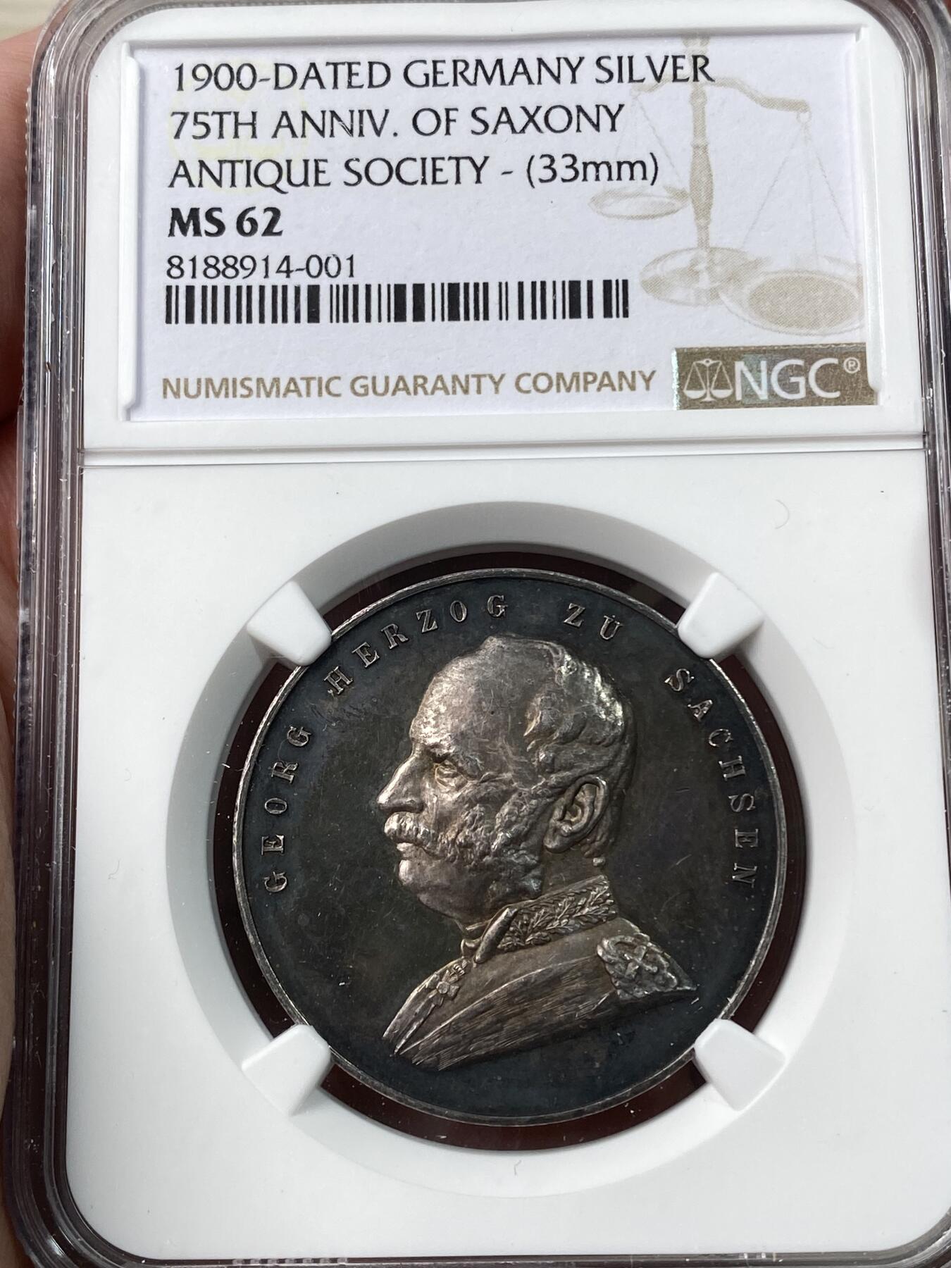万国钱币拍卖第034期 NGC MS62 1900年德国萨克森阿尔伯特国王纪念德累斯顿皇家撒克逊古董协会成立75周年银章 原盒绝美蓝渐彩 宫殿景观极其精细