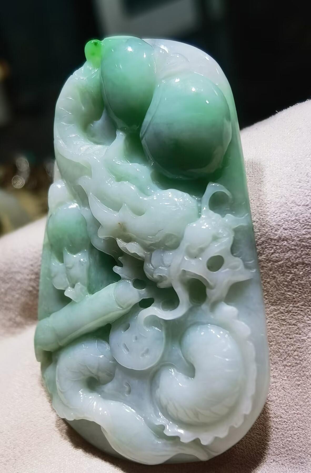 纯天然翡翠龙腾盛世雕刻考究，细致入微，图片无优化、无滤镜！还原货品真实颜色！自带国检证书支持复检！尺寸:62mm*40mm*7mm