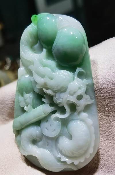 纯天然翡翠龙腾盛世雕刻考究，细致入微，图片无优化、无滤镜！还原货品真实颜色！自带国检证书支持复检！尺寸:62mm*40mm*7mm 纯天然翡翠龙腾盛世雕刻考究，细致入微，图片无优化、无滤镜！还原货品真实颜色！自带国检证书支持复检！尺寸:62mm*40mm*7mm